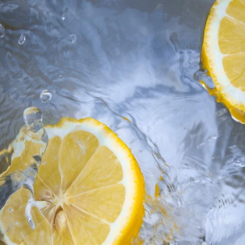 Zitronen im Wasser. Chemical Peelings basieren oft auf Fruchtsäuren oder Säuren welche auch in der Natur vorkommen.