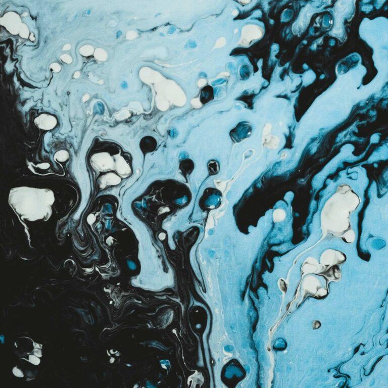 Abstrakte Malerei in Blau-, Schwarz- und Weißtönen mit fließenden Formen und marmorierten Strukturen.