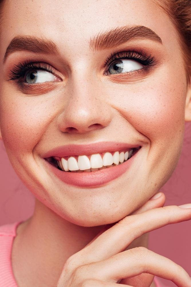 Nahaufnahme strahlendes Lächeln – gepflegte Haut, volle Lippen & definierte Brauen | MY AESTHETICS Nürnberg
