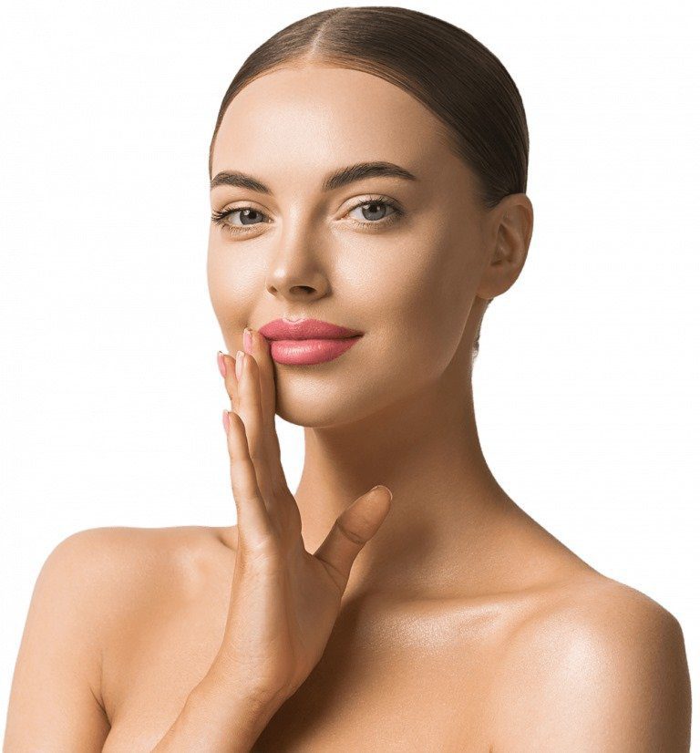 Porträt einer jungen Frau mit glatter, strahlender Haut und rosafarbenen Lippen, die sanft ihr Gesicht berührt, vor weißem Hintergrund.