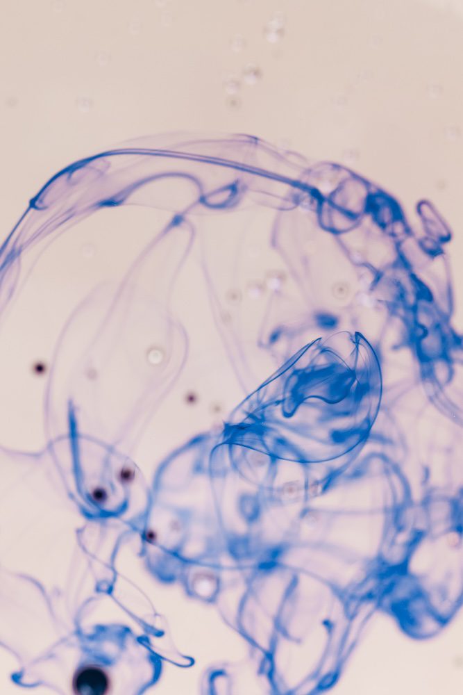 Blaue Tinte in Wasser – abstrakte, ästhetische Struktur als Symbol für Reinheit & Hautregeneration | MY AESTHETICS Nürnberg