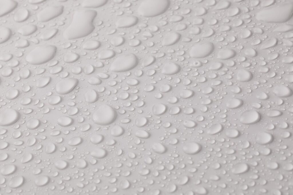 Wassertropfen auf heller Oberfläche – Symbol für Hydration & frische Haut | MY AESTHETICS Nürnberg