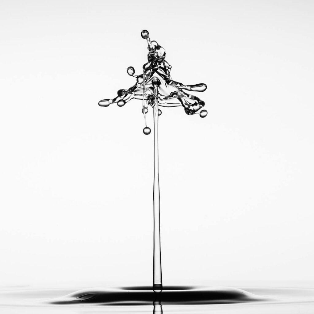 Ästhetischer Wasserspritzer in Schwarzweiß – Symbol für Reinheit & Hydration | MY AESTHETICS Nürnberg