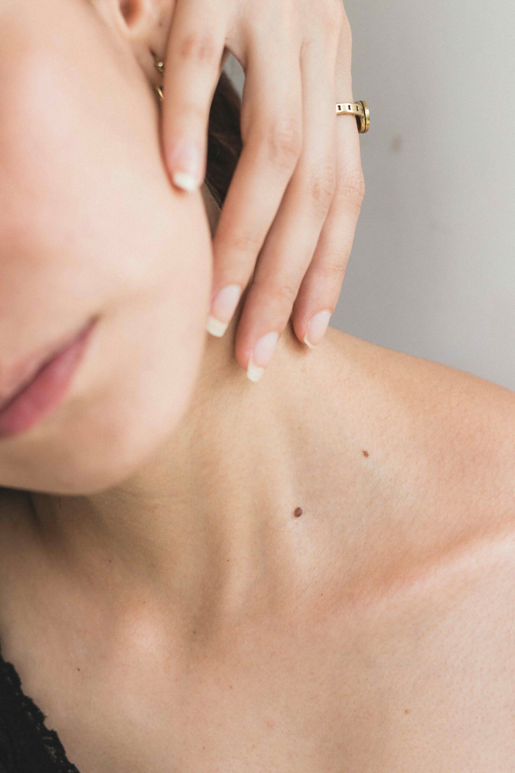 Frau mit einem angespannten Trapezius Muskel.